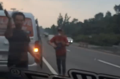 Aksi Koboi di Tol Cipularang: Draiver Ekspedisi Todongkan Pistol