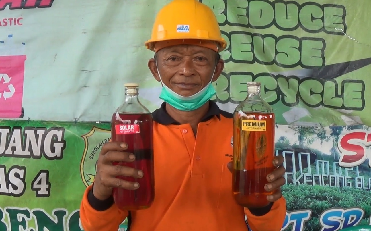 Siapa Kakek Muryani yang Mengubah Sampah Plastik Jadi BBM?